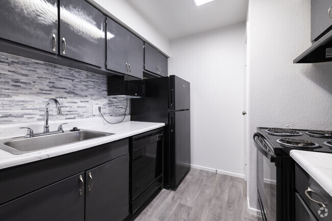 2BR,1BA - 897SF - Kitchen - Treehouse Apartments