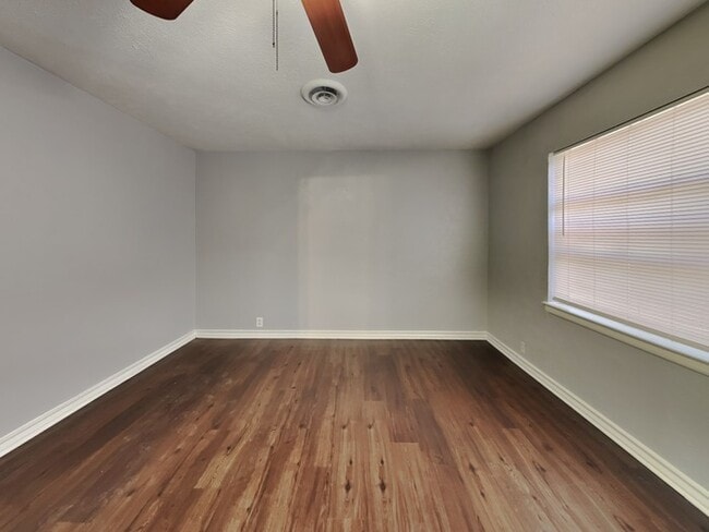 Building Photo - 2126 Ridgeway St