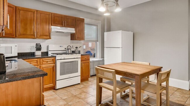 Foto del edificio - Nice 4.5 bedroom, 2-bathroom unit in lower Allston available for 9/1!