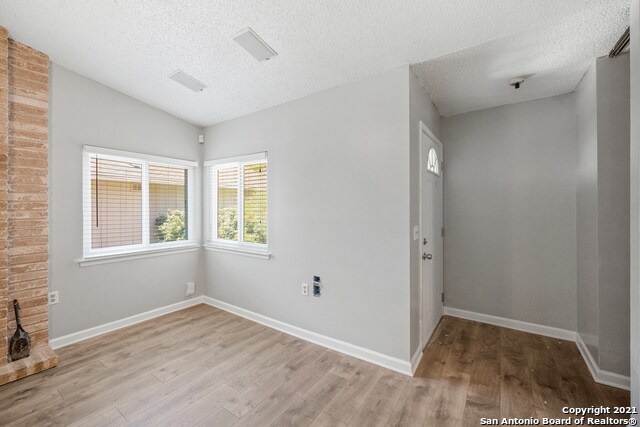 Foto del edificio - 8032 Laurel Bend