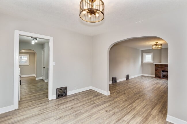 Building Photo - 544 S Poplar Dr