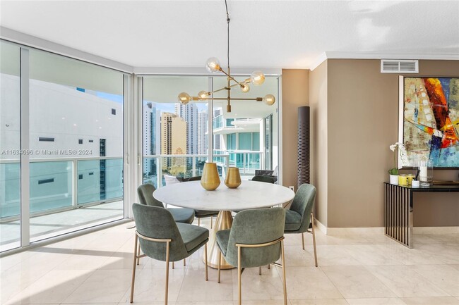 Foto del edificio - 150 Sunny Isles Blvd