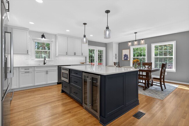Building Photo - Gorgeous, updated SFH in desirable Gunnell Farms, Vienna