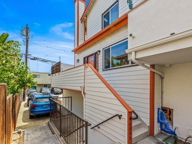 Building Photo - Spacious 3 Bed / 3 Bath Ocean Beach Townhome with Private Patio & Garage - Available NOW