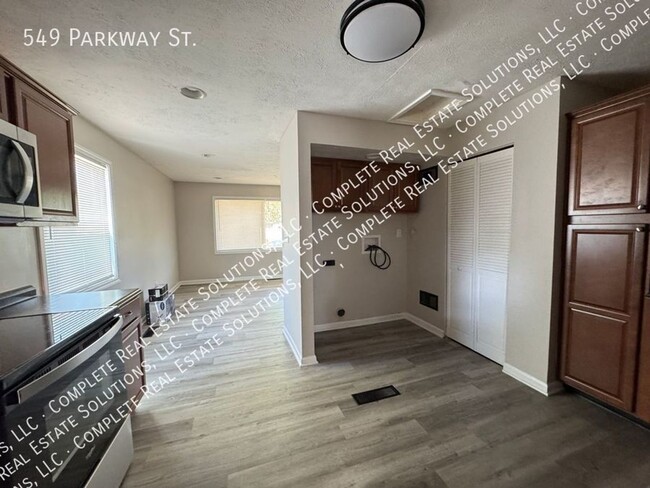 Building Photo - 549 Parkway St