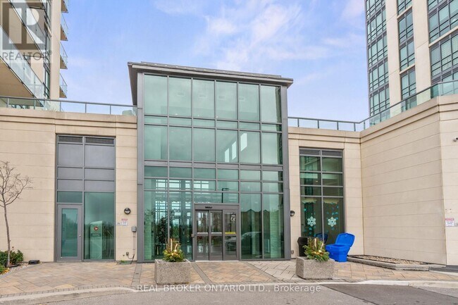 Photo du bâtiment - 65-465 Yorkland Blvd