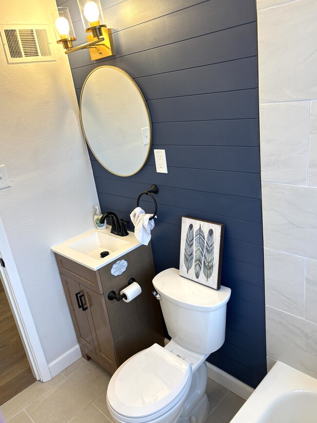 Building Photo - 5025 Lenox Ave