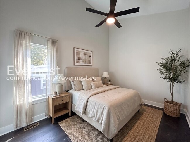 Building Photo - 2 Bed/1 Bath Home with Fenced Yard / Available Now!