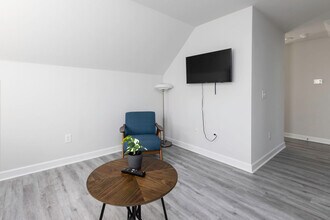 Building Photo - 408 25th St