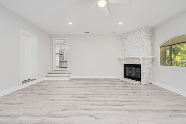Foto del edificio - Stunning Remodeled 3-Bedroom Home in Prime...