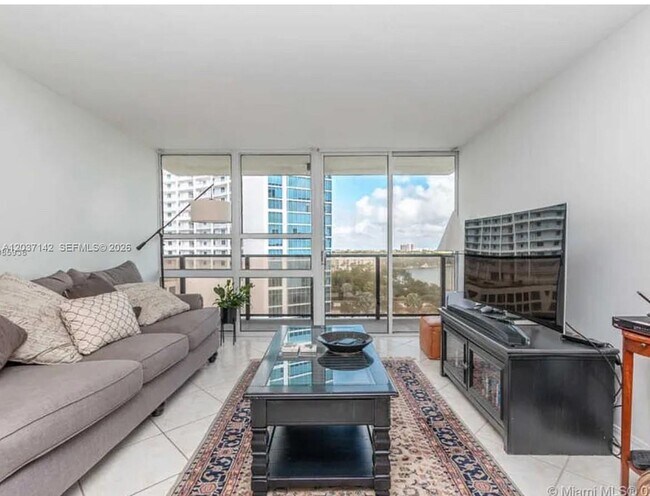 Foto del edificio - 600 NE 36th St