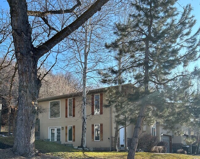 Building Photo - 8333 S Valiant Dr