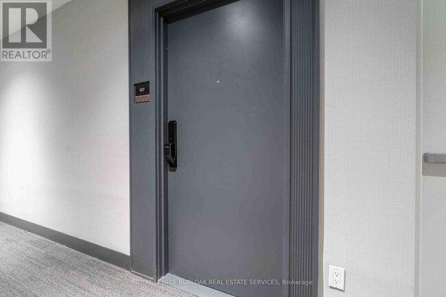 Building Photo - 405 Dundas St W