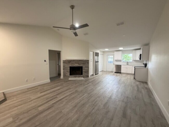 Foto del edificio - 2 Bedroom- All NEW &amp; Updated with Most...