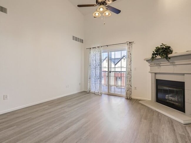Building Photo - Stunning 2 bedroom 2 bath with loft in Aurora!