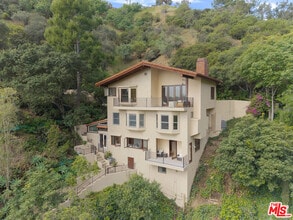 Building Photo - 10160 Cielo Dr