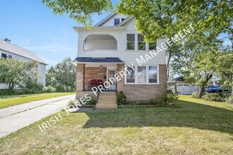 Building Photo - 210 W Hazeltine Ave