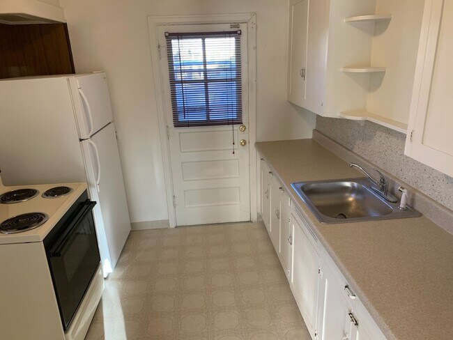 Building Photo - 2 BEDROOM, 1 BATHROOM APARTMENT NEAR ALTA ...