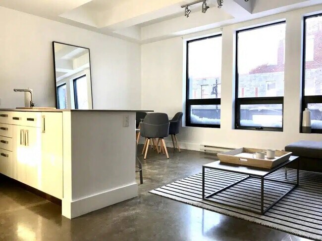 Building Photo - 3817-3827 Saint-Laurent