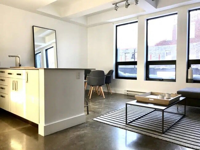 Building Photo - 3827 Boul. Saint-Laurent