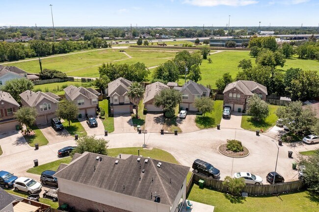 Foto del edificio - 9326 Valley Tree Ln