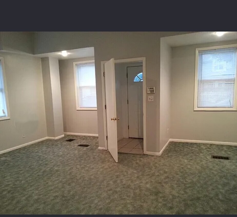 Foto principal - 401 E Lloyd St