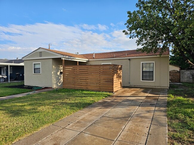 Building Photo - 1010 S Plains Park Dr