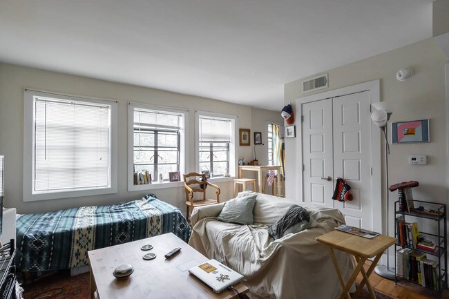 Foto del edificio - 2911 Newark St NW