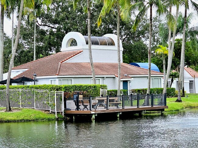Foto del edificio - 621 Lyons Rd