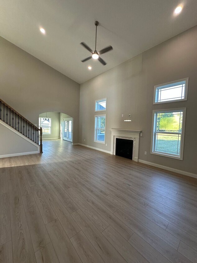 Foto principal - Spacious 4-Bedroom Single-Family Home in W...