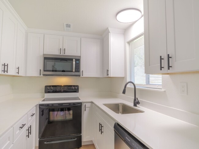 Building Photo - Newly Updated 3 Bedroom 1 Bath Ramber in Federal Way!
