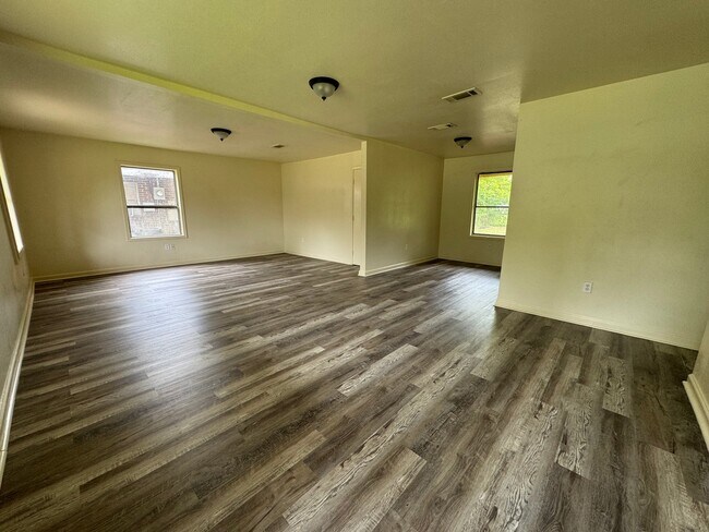 Foto del edificio - 5855 Clayton Dr