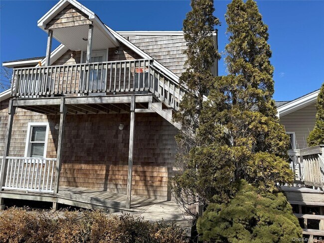 Foto del edificio - 64 Old Riverhead Rd