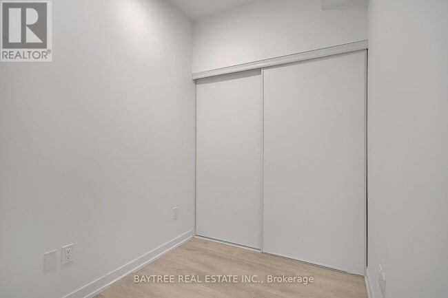 Photo du bâtiment - 150 Logan Ave