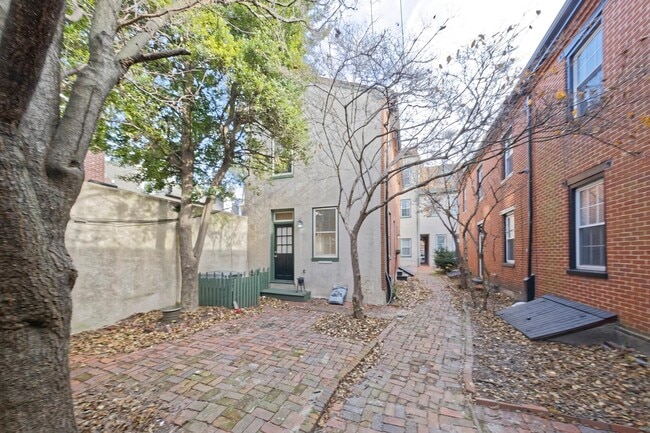 Back Courtyard - 806 S Bond St