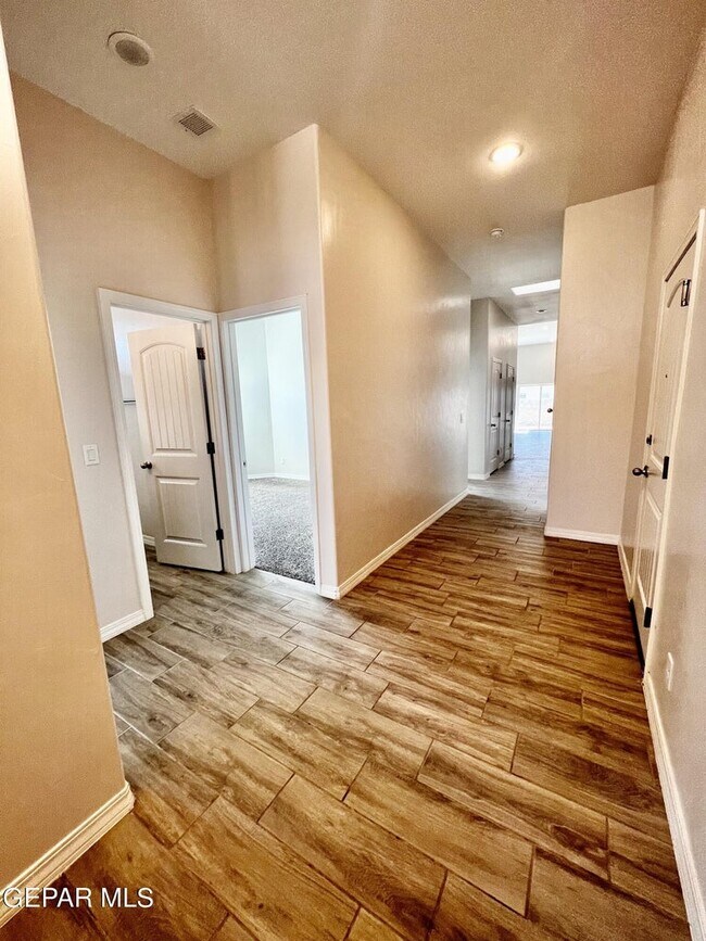 Foto del edificio - 14852 Mike a Mendoza Ave