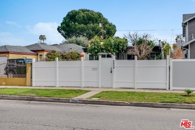 Building Photo - 5514 Woodman Ave