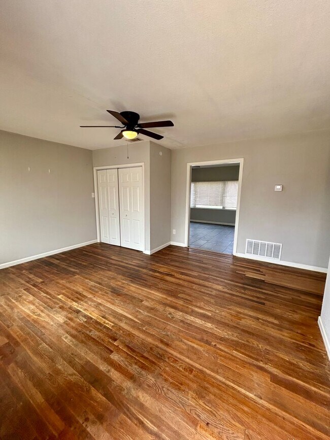 Foto del edificio - Great 3 bed 2 bath 1 car garage now available