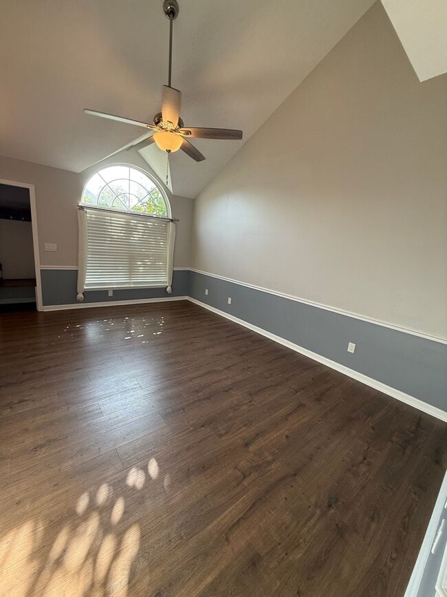 Building Photo - 10412 Pinoak View Dr