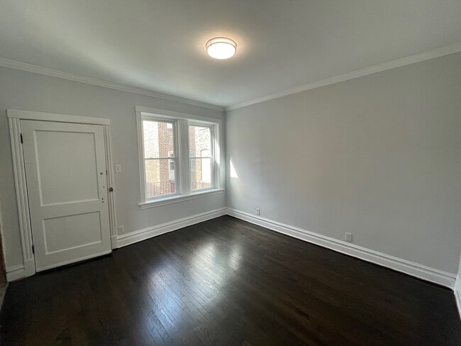 Living Room - 4737 N Maplewood Ave