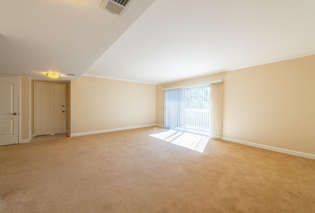 Building Photo - 675 Sharon Park Dr