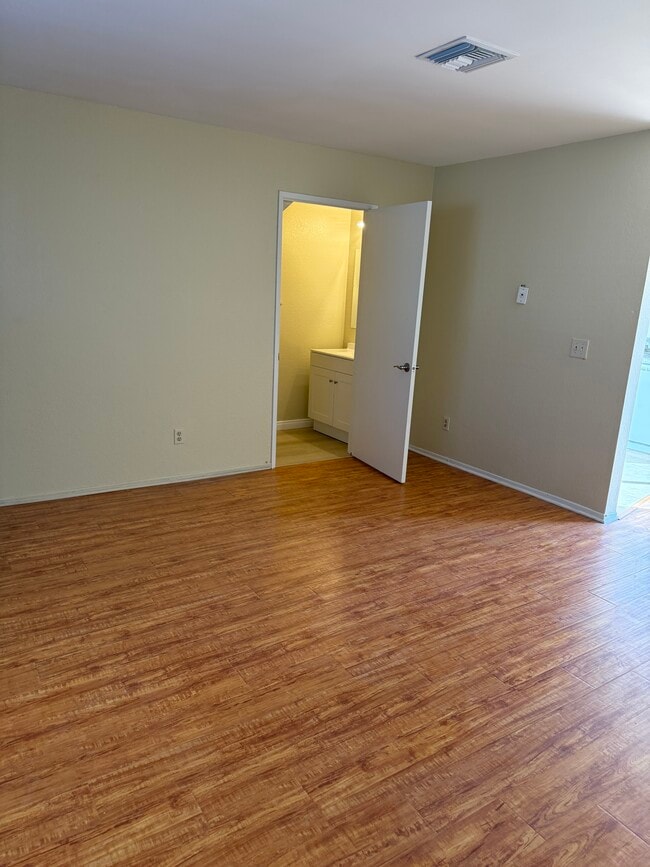 Baño de invitados - 8900 Foothill Blvd