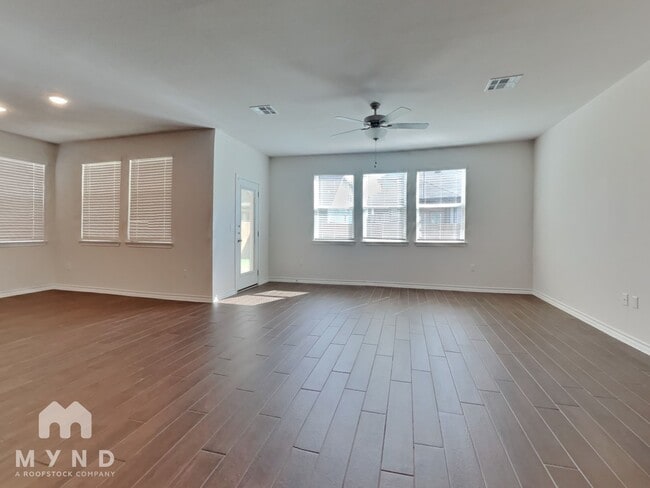 Foto del edificio - 2909 Salvidar Bend