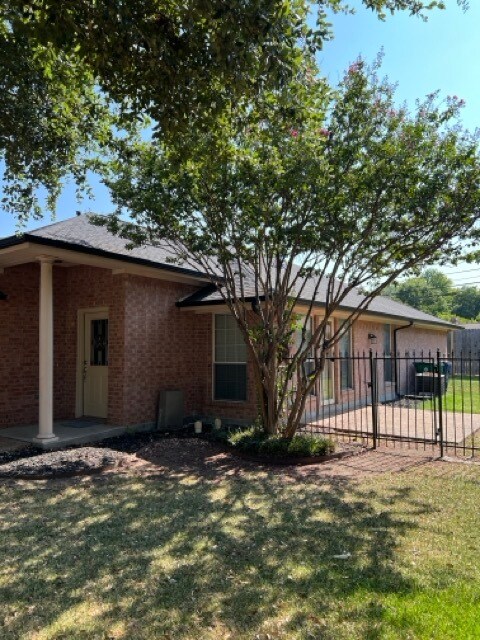 Building Photo - 637 Tulane Dr