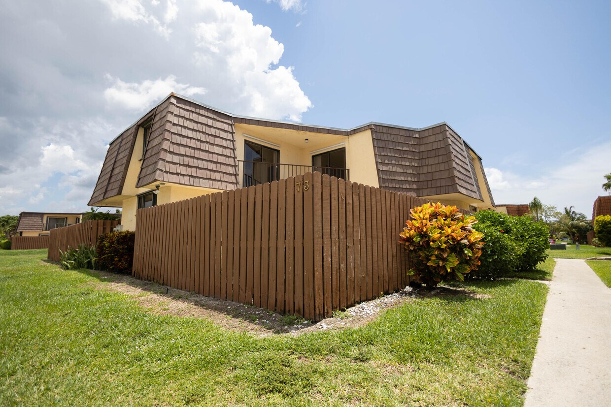 73 Springdale Cir, Palm Springs, FL 33461 Townhome Rentals in Palm