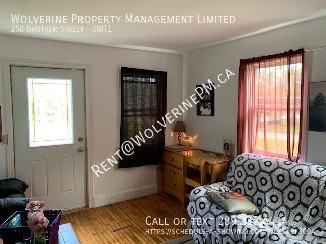 Photo du bâtiment - A Duplex on a beautifully treed lot