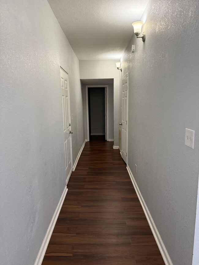 Building Photo - COMING SOON! Recently updated and convenie...
