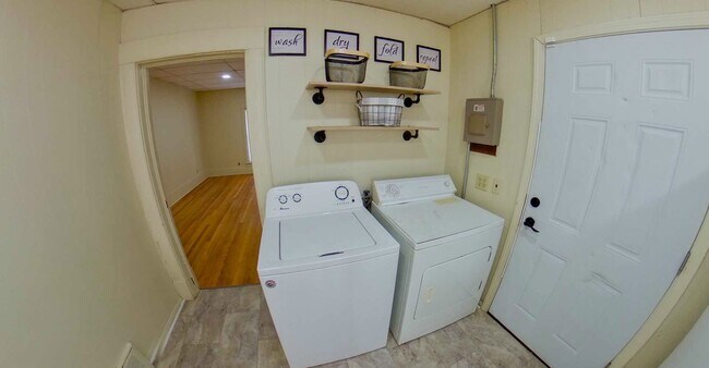 Foto del edificio - 3D Tour Available - 2 BLOCKS TO CAMPUS or AGGIEVILLE + Two Sets of Washers & Dryers + Two Kitchen...