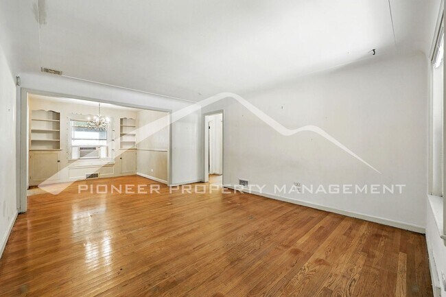 Building Photo - Charming Home with Washer/Dryer and Fenced...