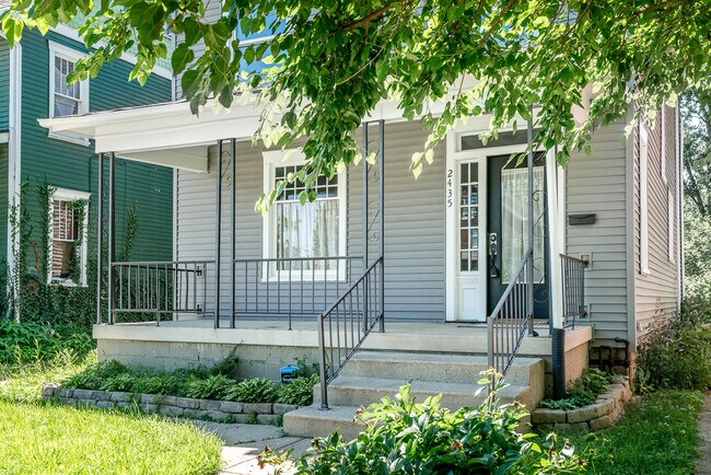 Exterior - Porche delantero - 2435 Summit St